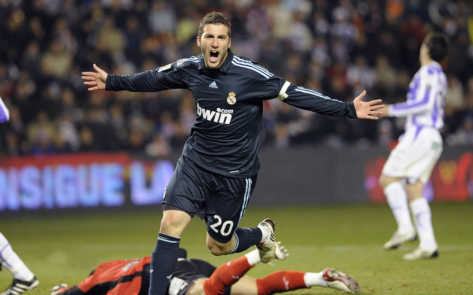 AYX SPORTS-意甲控场战，比分2-1，明星球员表现出色，成功完成关键传球51次，成功抢断74%